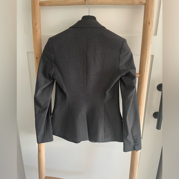 THEORY Sophisticated Silhouette: Blazer for Impeccable Style - Picture 3 of 3